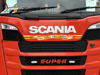 Kamyon Festivali Edinburgh 2024 'te özel kamyon sergileniyor. Hava fırçası, özel yapım detaylar. Aracı göster