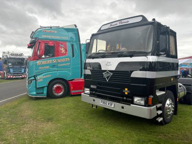 Kamyon Festivali Edinburgh 2024 'te özel kamyon sergileniyor. Hava fırçası, özel yapım detaylar. Aracı göster