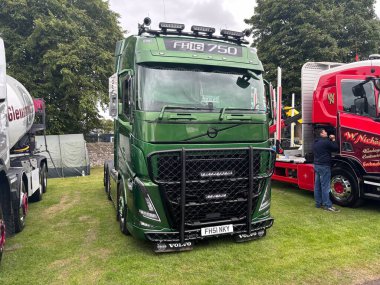 Kamyon Festivali Edinburgh 2024 'te özel kamyon sergileniyor. Hava fırçası, özel yapım detaylar. Aracı göster