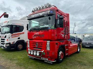 Kamyon Festivali Edinburgh 2024 'te özel kamyon sergileniyor. Hava fırçası, özel yapım detaylar. Aracı göster