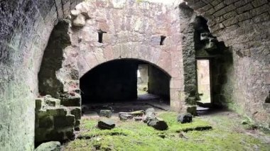 Dowhill Şatosu, İskoç topraklarındaki harabe. Eski terk edilmiş tarihi ortaçağ mimarisi manzarası