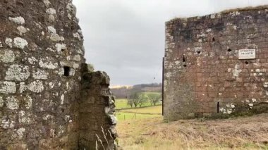 Dowhill Şatosu, İskoç topraklarındaki harabe. Eski terk edilmiş tarihi ortaçağ mimarisi manzarası