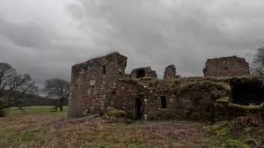 Dowhill Şatosu, İskoç topraklarındaki harabe. Eski terk edilmiş tarihi ortaçağ mimarisi manzarası