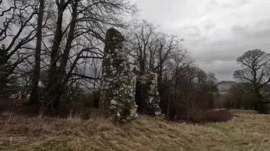 Dowhill Şatosu, İskoç topraklarındaki harabe. Eski terk edilmiş tarihi ortaçağ mimarisi manzarası