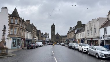 Peebles 'da sokak manzarası, İskoç sınırları. İskoçya 'nın Sınır Bölgesi' ndeki güzel eski köy kasabası. Tarihi binalar ve mimari. 