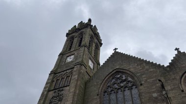 Peebles Eski Kilise 'si. Peebles sokaklarında, İskoç sınırlarında. İskoçya 'nın Sınır Bölgesi' ndeki güzel eski köy kasabası. Tarihi binalar ve mimari. 