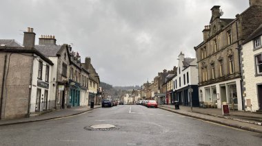 Peebles 'da sokak manzarası, İskoç sınırları. İskoçya 'nın Sınır Bölgesi' ndeki güzel eski köy kasabası. Tarihi binalar ve mimari. 