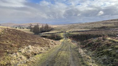 İskoç dağları kışın karla kaplı. İskoçya 'da açık havada yuvarlanan tepeler. Güzel kırsal kesimde vahşi doğa manzarası