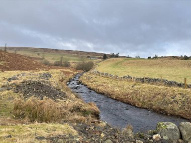 İskoç dağları kışın karla kaplı. İskoçya 'da açık havada yuvarlanan tepeler. Güzel kırsal kesimde vahşi doğa manzarası