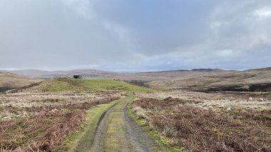 İskoç dağları kışın karla kaplı. İskoçya 'da açık havada yuvarlanan tepeler. Güzel kırsal kesimde vahşi doğa manzarası