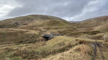 İskoç dağları kışın karla kaplı. İskoçya 'da açık havada yuvarlanan tepeler. Güzel kırsal kesimde vahşi doğa manzarası