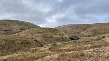 İskoç dağları kışın karla kaplı. İskoçya 'da açık havada yuvarlanan tepeler. Güzel kırsal kesimde vahşi doğa manzarası