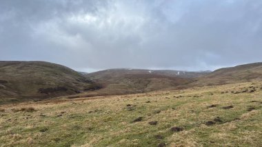 İskoç dağları kışın karla kaplı. İskoçya 'da açık havada yuvarlanan tepeler. Güzel kırsal kesimde vahşi doğa manzarası