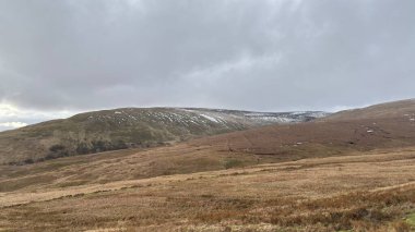 İskoç dağları kışın karla kaplı. İskoçya 'da açık havada yuvarlanan tepeler. Güzel kırsal kesimde vahşi doğa manzarası