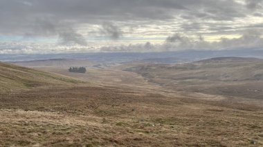 İskoç dağları kışın karla kaplı. İskoçya 'da açık havada yuvarlanan tepeler. Güzel kırsal kesimde vahşi doğa manzarası