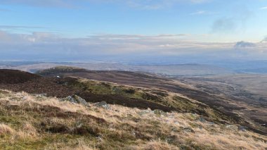 İskoç dağları kışın karla kaplı. İskoçya 'da açık havada yuvarlanan tepeler. Güzel kırsal kesimde vahşi doğa manzarası