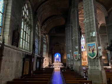 Büyük Katedral İçi taştan yapılmış tavan ve dini süslemeler, lekeli cam pencereler gösteriyor. Yüksek duvarlar ve büyük dekorasyon. Nantes, Fransa