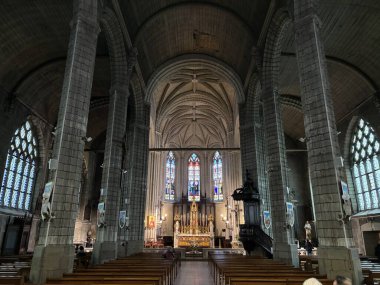 Büyük Katedral İçi taştan yapılmış tavan ve dini süslemeler, lekeli cam pencereler gösteriyor. Yüksek duvarlar ve büyük dekorasyon. Nantes, Fransa