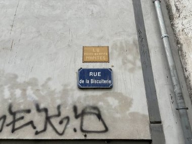 Fransa, Nantes 'da sokak tabelası. Bisküvi Sokağı 'nda. Ünlü şehir simgesi