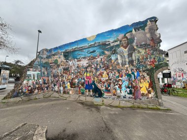 Mur Royal de Luxe de Nantes. Bir sürü insanla dekore edilmiş duvar resmi. Fransa 'nın Nantes şehrinde modern sokak sanatı. Ünlü turistik yer manzarası.