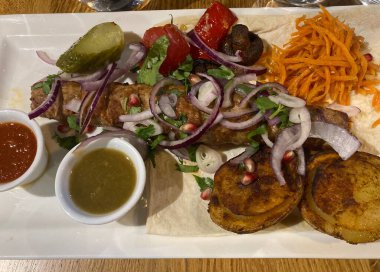 Bir restoranda Fransız yemeği sundum. Sebzeli et yemeği. Fransa 'da şehir restoranı yemek deneyimi