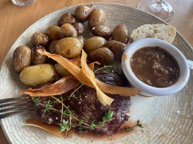 Bir restoranda Fransız yemeği sundum. Sebzeli et yemeği. Fransa 'da şehir restoranı yemek deneyimi