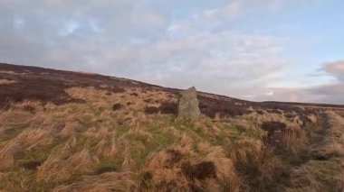 İskoçya 'nın Crieff yakınlarındaki Connachan' dan İskoçya 'ya doğru yürüyüş. Doğada tepe yürüyüşü, ilkbaharda açık hava, kar ve fundalık. Yuvarlanan dağlar