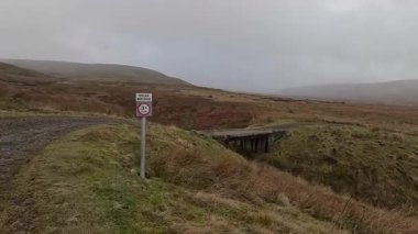 İskoçya 'nın Crieff yakınlarındaki Meall Tarsuinn dağında yürüyüş. Doğada tepe yürüyüşü, ilkbaharda açık hava, kar ve fundalık. Yuvarlanan dağlar