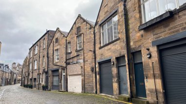 Canning Street Lane, Edinburgh 'daki eski Viktorya dönemi teras binaları. İskoç taş klasik evleri. Cobbled Caddesi. İkonik İskoç sokak manzarası
