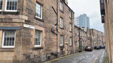 Canning Street Lane, Edinburgh 'daki eski Viktorya dönemi teras binaları. İskoç taş klasik evleri. Cobbled Caddesi. İkonik İskoç sokak manzarası