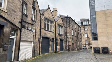 Canning Street Lane, Edinburgh 'daki eski Viktorya dönemi teras binaları. İskoç taş klasik evleri. Cobbled Caddesi. İkonik İskoç sokak manzarası