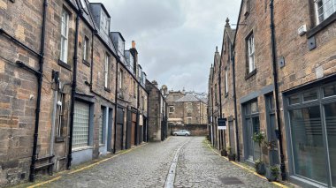 Canning Street Lane, Edinburgh 'daki eski Viktorya dönemi teras binaları. İskoç taş klasik evleri. Cobbled Caddesi. İkonik İskoç sokak manzarası
