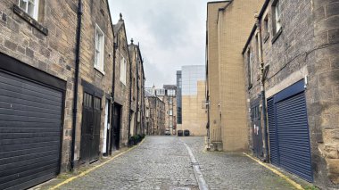 Canning Street Lane, Edinburgh 'daki eski Viktorya dönemi teras binaları. İskoç taş klasik evleri. Cobbled Caddesi. İkonik İskoç sokak manzarası