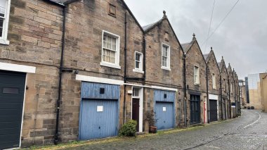 Canning Street Lane, Edinburgh 'daki eski Viktorya dönemi teras binaları. İskoç taş klasik evleri. Cobbled Caddesi. İkonik İskoç sokak manzarası