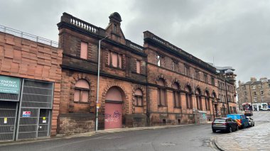 Dewar Place, Edinburgh 'daki eski terk edilmiş İskoç Power Sandstone binası. İskoç mimarisi klasik Viktorya tarzı. İskoçya