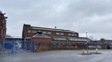 Edinburgh 'daki Kuzey İngiliz Damıtma Binası. Sıkıcı bir bulutlu günde pis tuğla fabrikası. Kirli ve kirli endüstriyel fabrika