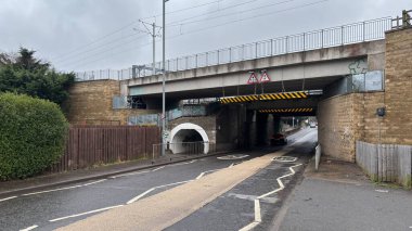 Edinburgh şehrinin ortasında bir yol üzerindeki demiryolu köprüsü. Pis şehir mimarisi. Modern acımasız beton yapı. Aktarım.