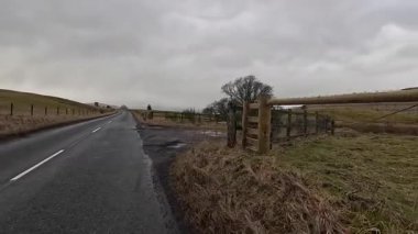 İskoçya 'nın Crieff yakınlarındaki Meall Tarsuinn dağında yürüyüş. Doğada tepe yürüyüşü, ilkbaharda açık hava, kar ve fundalık. Yuvarlanan dağlar