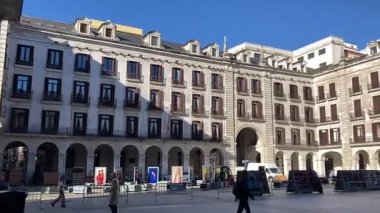 Santander, İspanya 'daki binaların şehir manzarası. Sokak manzarası ve tarihi mekan. Güzel bir İspanyol şehrinde turistik yerler