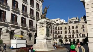 Santander, İspanya 'daki binaların şehir manzarası. Sokak manzarası ve tarihi mekan. Güzel bir İspanyol şehrinde turistik yerler