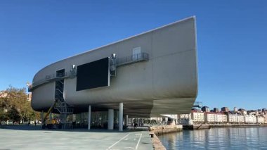 Santander, İspanya 'daki binaların şehir manzarası. Sokak manzarası ve tarihi mekan. Güzel bir İspanyol şehrinde turistik yerler