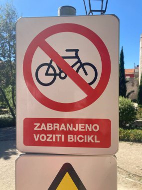 Hırvatça uyarı işaretleri. Sokak tabelaları, sağlık ve güvenlik uyarıları. Tehlikeleri ve yasaklı kuralları gösteriyor. Giriş yok. Tehlike