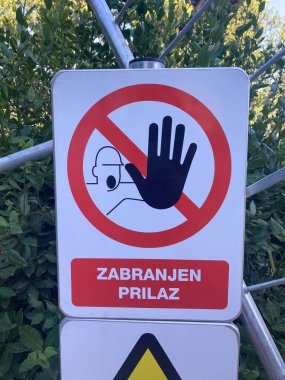 Hırvatça uyarı işaretleri. Sokak tabelaları, sağlık ve güvenlik uyarıları. Tehlikeleri ve yasaklı kuralları gösteriyor. Giriş yok. Tehlike