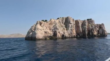 Hırvatistan 'daki Kornati Adaları' nda denize açılmak. Kornati Ulusal Parkı. Adriyatik Denizi 'nde Hırvatistan' a yelken açmak. Güzel ada hayatı ve güneş ışığı