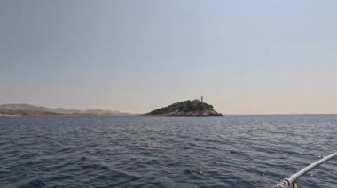 Hırvatistan 'daki Kornati Adaları' nda denize açılmak. Kornati Ulusal Parkı. Adriyatik Denizi 'nde Hırvatistan' a yelken açmak. Güzel ada hayatı ve güneş ışığı