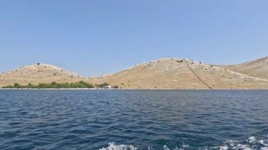 Hırvatistan 'daki Kornati Adaları' nda denize açılmak. Kornati Ulusal Parkı. Adriyatik Denizi 'nde Hırvatistan' a yelken açmak. Güzel ada hayatı ve güneş ışığı