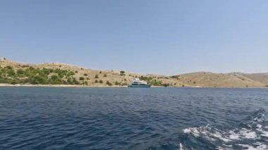 Hırvatistan 'daki Kornati Adaları' nda denize açılmak. Kornati Ulusal Parkı. Adriyatik Denizi 'nde Hırvatistan' a yelken açmak. Güzel ada hayatı ve güneş ışığı