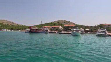 Hırvatistan 'daki Kornati Adaları' nda denize açılmak. Kornati Ulusal Parkı. Adriyatik Denizi 'nde Hırvatistan' a yelken açmak. Güzel ada hayatı ve güneş ışığı