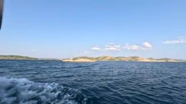 Hırvatistan 'daki Kornati Adaları' nda denize açılmak. Kornati Ulusal Parkı. Adriyatik Denizi 'nde Hırvatistan' a yelken açmak. Güzel ada hayatı ve güneş ışığı