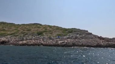 Hırvatistan 'daki Kornati Adaları' nda denize açılmak. Kornati Ulusal Parkı. Adriyatik Denizi 'nde Hırvatistan' a yelken açmak. Güzel ada hayatı ve güneş ışığı